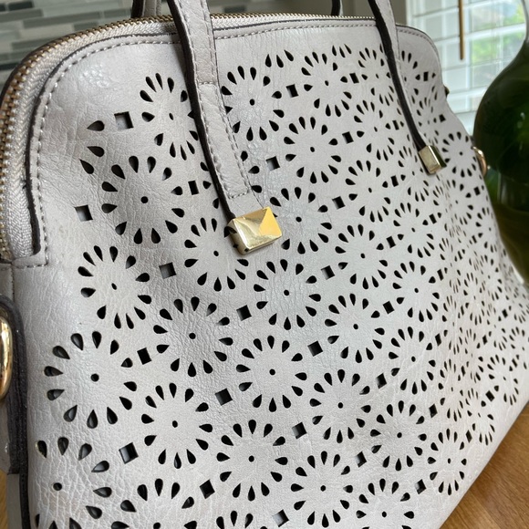 Greige doily pattern purse with removable shoulder strap - Picture 2 of 15